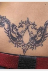 腰部可爱的图腾纹身图案