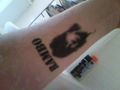 手臂黑色影视人物肖像纹身图案