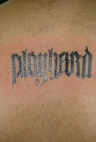 背部黑色的花体字母纹身图案