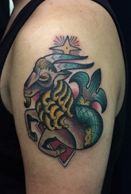 肩部彩色有趣的摩羯座纹身图案