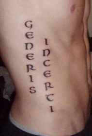 腰侧特别的拉丁文字母纹身图片