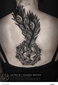 背部黑白神秘的孔雀羽毛与钻石纹身图案