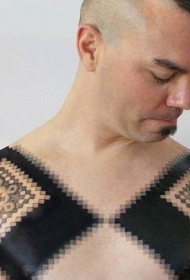 男性胸部有趣的装饰品纹身图案