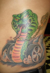 腹部彩色眼镜蛇纹身图案