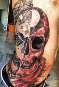 侧肋双色骷髅组合纹身图案