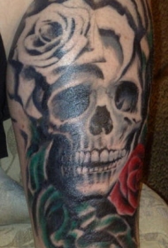 腿部黑灰骷髅头与玫瑰纹身图案
