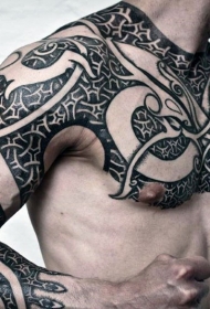 胸部和手臂黑白图腾盔甲纹身图案
