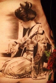 背部优雅的艺妓演奏乐器纹身图案