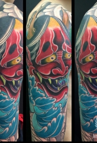 手臂红色的般若与蓝色牡丹花纹身图案