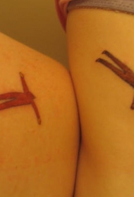 肩部简约象征友谊的个性人物纹身图案