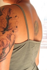 女性肩部黑灰樱花纹身图片