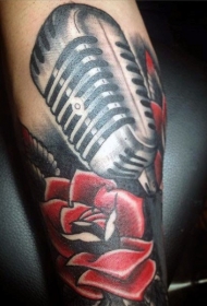 old school彩色麦克风和红玫瑰手臂纹身图案