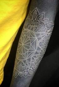 手臂黑白的部落梵花个性纹身图案