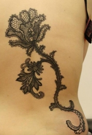 背部梦幻的黑色蕾丝花朵纹身图案