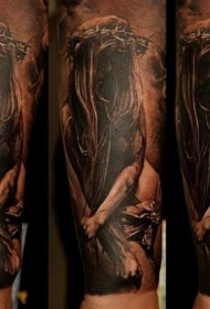 手臂令人毛骨悚然的神秘女人纹身图案