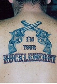 背部两支手枪与字母纹身图案