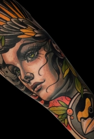 小臂彩色的美女与小鸟纹身图案