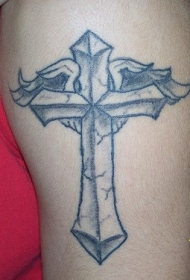 手臂上翅膀十字架黑灰纹身图案