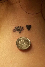 颈部简约字母与心形纹身图案