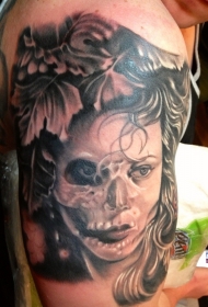 肩部黑灰神秘的物人肖像纹身图案