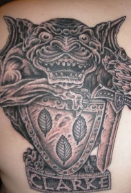 背部棕色石像鬼和盾牌纹身图案