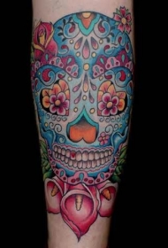 美丽的蓝色骷髅与花朵纹身图案
