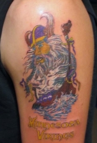 肩部彩色海盗与船的纹身图案