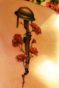 肩部彩色陆军头盔枪和罂粟花纹身