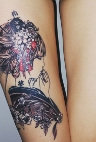 大腿五彩的艺伎戴花纹身图案