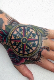手背old school彩色罗盘和红玫瑰纹身图案