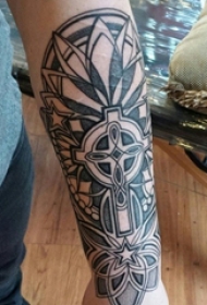 男生手臂上黑色线条创意花纹图腾纹身图片