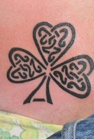 部落风格三叶草纹身图案