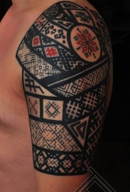 肩部装饰风格的彩色盔甲与饰品纹身图案