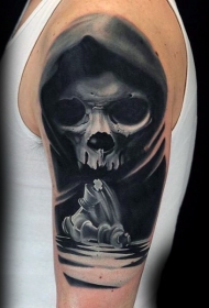 肩部黑灰神秘骷髅与国际象棋纹身图案