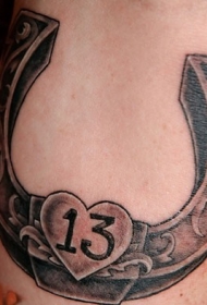 腿部棕色数字13幸运马蹄铁纹身图片