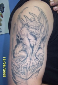 手臂写实的石像鬼纹身图案