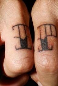 手指半镂空黑色字母纹身图案