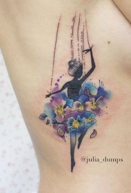 腰侧独特设计的小娃娃舞者纹身图案
