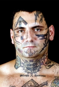 脸部和颈部黑色标志纹身图案