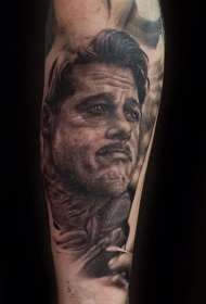 小臂写实的黑白电影英雄肖像纹身图案