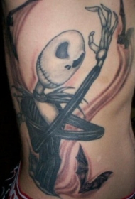 男性腰侧愤怒的头骨纹身图案