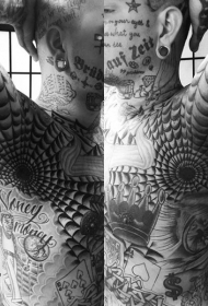 胸部惊人的黑色蜘蛛网纹身图案