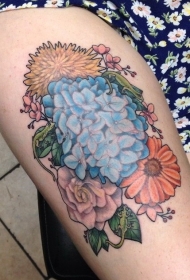 大腿上五彩缤纷的花朵纹身图案