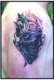 肩部黑色怪兽头骨图腾纹身图案