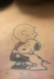 男生胸部彩绘抽象线条卡通史努比纹身图片