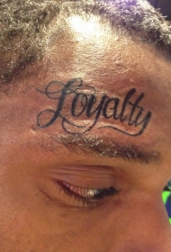 男子脸部英文字母纹身图案