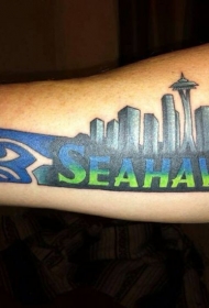 手臂彩色字母和城市景观纹身图案