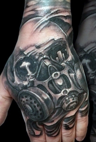 手背戏剧性的黑白防毒面具和骷髅纹身图案