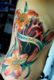 腰侧彩色百合花与英文纹身图案