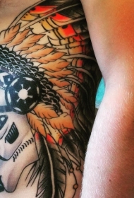 侧肋有趣的组合风暴骑兵的头盔与印度羽毛帽子纹身图案